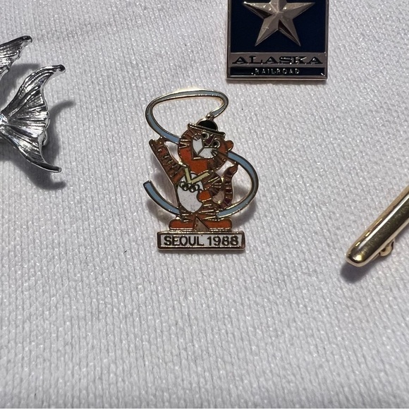 Vintage Pins and Brooches. Collection of 16. Mixed materials. - Picture 5 of 10